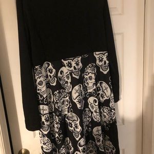 Selling roommates black and white skull dress, size medium. No tags on it.